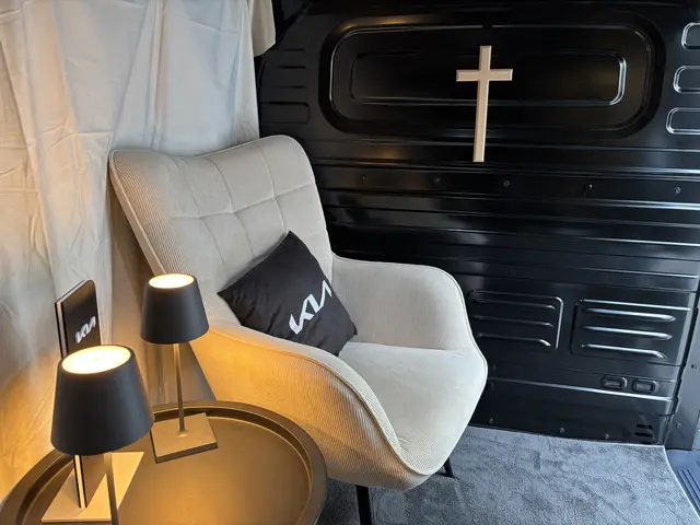 Hier sitzt Beichtvater Toni Faber - sein Fauteuil ist genauso bequem wie jener des oder der Beichtenden auf der anderen Seite des Beichtmobils. | Foto: Mathias Kautzky/MeinBezirk