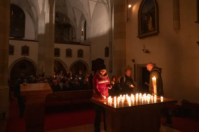 Alle stellten ihr Licht auf den Altar. Die Botschaft: Wenn jeder einen Beitrag leistet, kann gemeinsam etwas Großes entstehen.  | Foto: Thomas Markowetz