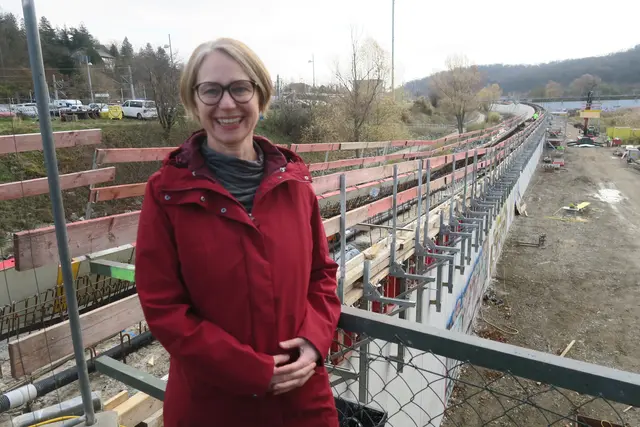 Penzings Bezirkschefin Michaela Schüchner (SPÖ) machte sich 2024 ein Bild von der Hochwassersituation im Bezirk und begrüßt die gesetzten Maßnahmen für besseren Schutz. | Foto: Patricia Hillinger/MeinBezirk