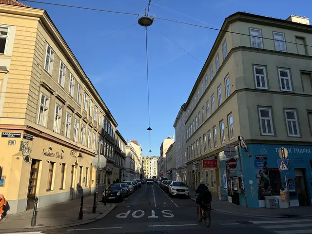 Heute erinnert nicht mehr viel an die Brücke, die einst einen kleinen Meilenstein für Wien darstellte – nur noch der Name der Kettenbrückengasse. | Foto: Nathanael Peterlini/MeinBezirk