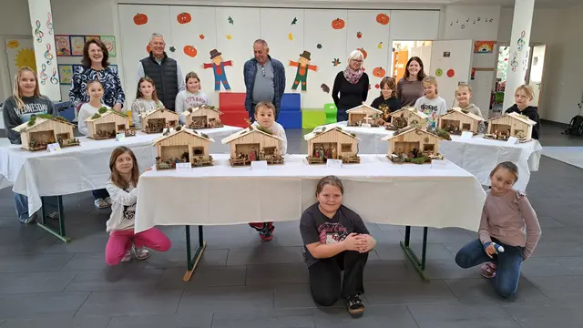 Mit großer Freude präsentierten die Kinder der VS Sittersdorf vor wenigen Tagen die Weihnachtskrippen in der Aula der Volksschule. | Foto: Privat