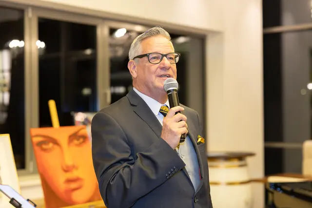 Manfred Antonius Distel führt charmant durch die Kunstauktion. | Foto: Rene Brunhölzl