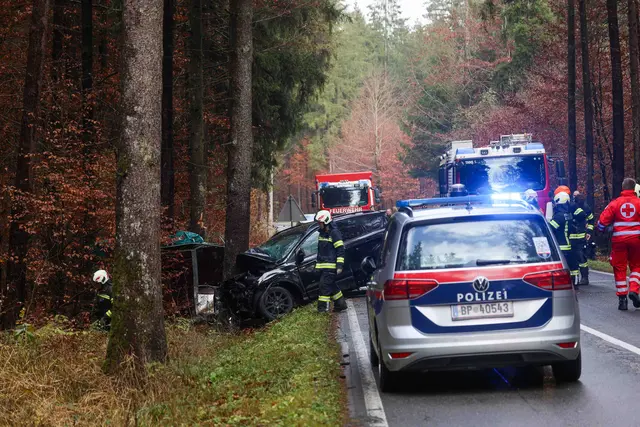 Zwei Feuerwehren, Polizei und Rettungskräfte wurden zu dem Unfall in Geretsberg gerufen. | Foto: Daniel Scharinger