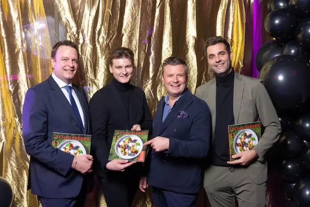 Männerrunde: Robert und Lukas Grossauer, Christof Widakovich und Peter Kazianschütz (v. l.) mit dem aktuellen Schlossbergmagazin. | Foto: Werner Krug