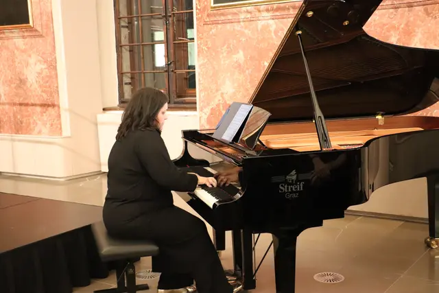 Es ist gute Tradition, dass der Rotahorn-Hauptreisträger sich das Musikprogramm bei der Preisverleihung aussuchen kann. Max Oravin wünschte sich seine frühere Klavierlehrerin Jadranka Cvitkovic, die mit Brahms Walzer Nr 15 musikalische den Festakt eröffnete.  | Foto: Edith Ertl