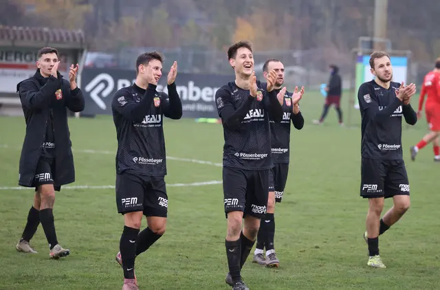 Die Perger bedanken sich nach dem 3:2 gegen Mondsee bei den Zuschauern für die Unterstützung. | Foto: Gerhard Rumetshofer