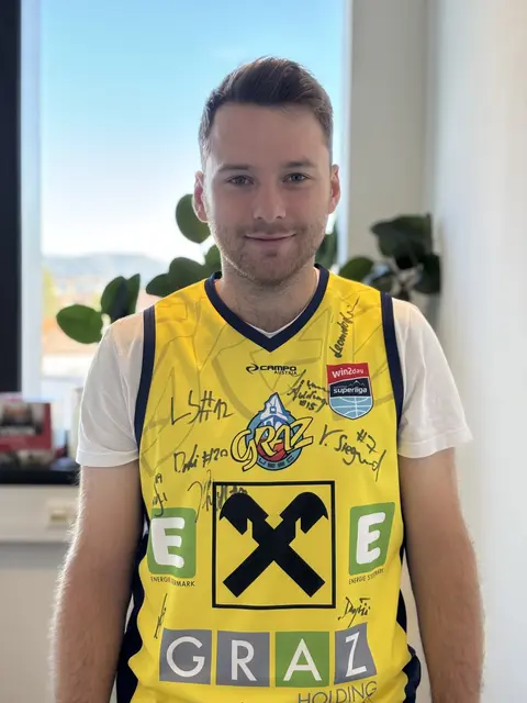 Zum Geburtstag bekam Kipcak von Freundin und Mannschaft ein von allen Spielern signiertes Trikot.  | Foto: MeinBezirk/Markus Kropac