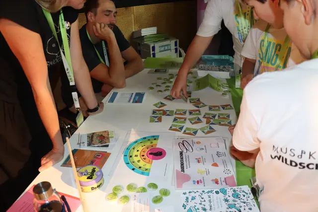 Im Saal waren verschiedene, interaktive Thementische aufgebaut. | Foto: Christiane Nimpf