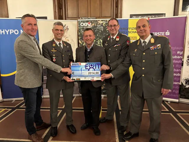Im Zuge des Gansl-Essens wurde ein Scheck an den Verein Exit übergeben. Die Summe wurde beim Blaulichtschießen gesammelt. 
Vizebürgermeister Wolfgang Mayrhofer, - Vorstand EXIT, Oberst Rene Antl - Kommandant Flieger- und Fliegerabwehrtruppenschule, Nationalrat Johann Höfinger - Obmann EXIT, Vizeleutnant Markus Auinger - Präsident UOG, Brigadier Georg Härtinger - Militärkommandant Niederösterreich. | Foto: Victoria Edlinger