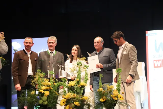 Stolz präsentierten sich Lehrlinge, Lehrherren und WK-Funktionäre. | Foto: Thomas Seelos