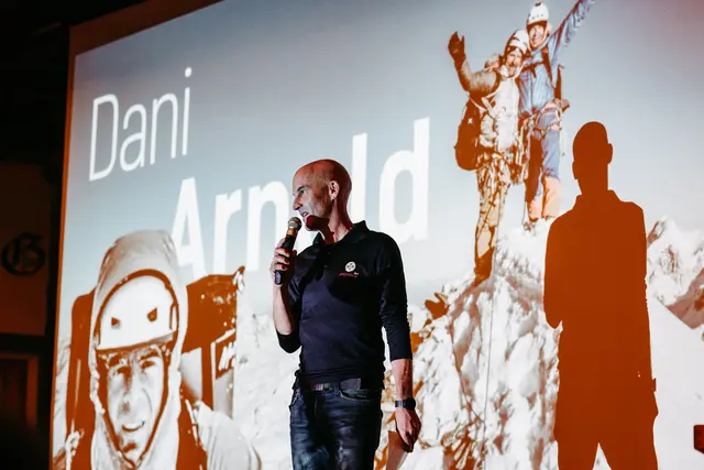 Ortsstellenleiter Robert Hörtnagl bei seinen Grußworten im voll gefüllten Gemeindesaal Pfons.
 | Foto: babsi stoll photography