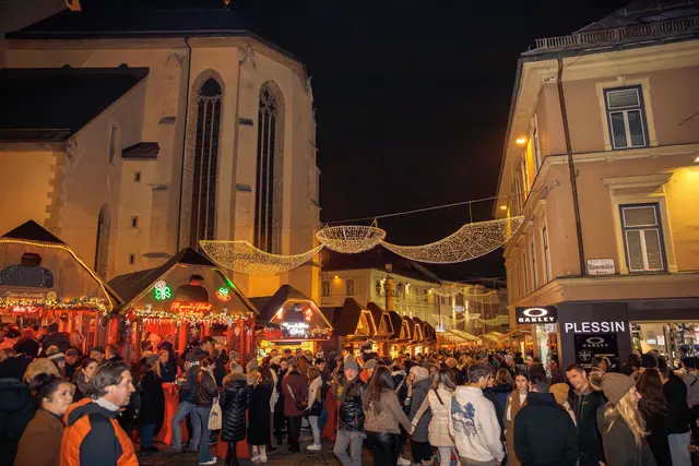 Ab kommenden Freitag wird der Hauptplatz wieder vom Adventzauber eingenommen und Groß und Klein können schmökern und genießen. | Foto: Olga Bereslavskaya