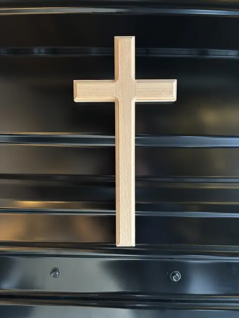 Im Inneren des Kia PV5 hängt natürlich auch ein Kreuz - das Beichtmobil ist vollständig ausgestattet. | Foto: Mathias Kautzky/MeinBezirk