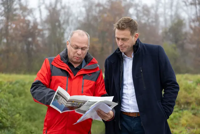 Landesrat Stefan Kaineder (re.) mit Kronstorfs Bürgermeister Christin Kolarik.  | Foto: Land OÖ