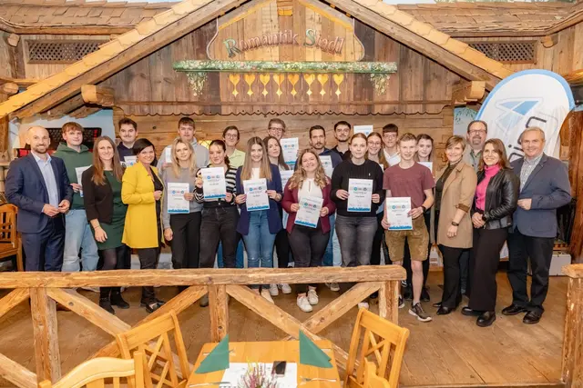 Die geehrten Gesellinnen und Gesellen im Greischberger Hof in Neumarkt. | Foto: kameradirndl