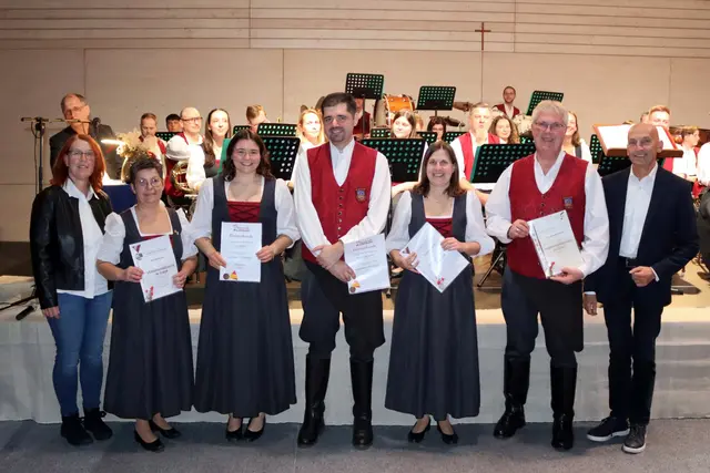 Langgediente Musikerinnen und Musiker erhielten Ehrungen für ihr Engagement. | Foto: Melanie Gludovacz