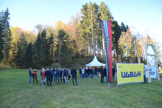 Dort wo der Spatenstich erfolgte, wird künftig das Rückhaltebecken zu finden sein. | Foto: MeinBezirk - Laura Raß