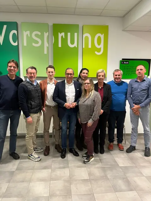 Stark für die Wirtschaft: Das komplette Team der WKK-Bezirksstelle Villach um Christian Tyl (Mitte) ist neu aufgestellt. | Foto: Privat