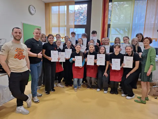 Die Schülerinnen und Schüler halten ihre Barista Level eins Zertifikate in den Händen. | Foto: HLW FSB Weiz