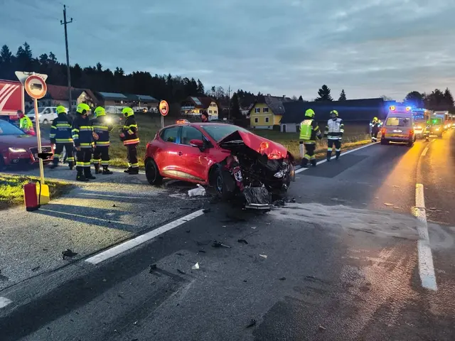 Das Auto war schwer beschädigt, die Trümmerteile lagen quer über die B70. | Foto: FF Köppling