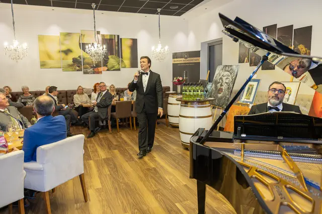 Opernstar Thomas Weinhappel begeistert das Publikum mit seiner Stimme. | Foto: Rene Brunhölzl