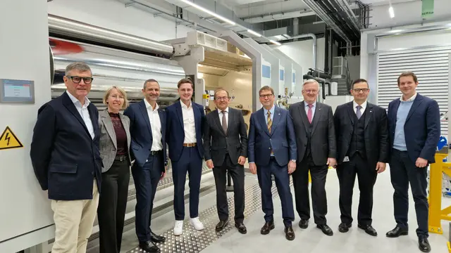 Am Bild von links Christoph Thomas (Aufsichtsrat Hueck Folien), Eveline Grabmann (WKO Perg), Christoph Steger (CEO Hueck Folien), Alexander Leutgeb (Bürgermeister Baumgartenberg), Peter Haubner (2. Präsident des Nationalrates), Konstantin Thomas (Vorsitzender des Aufsichtsrats Hueck Folien), Rudolf Kemler (Aufsichtsrat Hueck Folien), Hartmuth Pelger (CFO Hueck Folien), Stefan Haubner (Othis Technology). | Foto: Hueck Folien