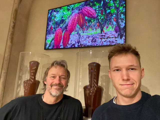 Vater und Sohn Linzbichler vor den Schokobrunnen im neuen Shop | Foto: Linzbichler