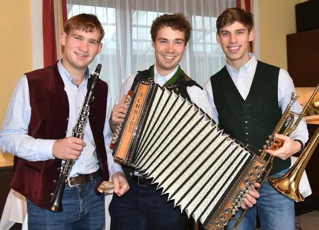 Die „Honsig Buam“ unterhalten die Gäste musikalisch. | Foto: Herbert Schleich