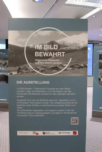 Aktuell ist ein Teil des Projektes in den Schalterräumen der Volksbank in der Landecker Malserstraße ausgestellt.  | Foto: Elisabeth Zangerl