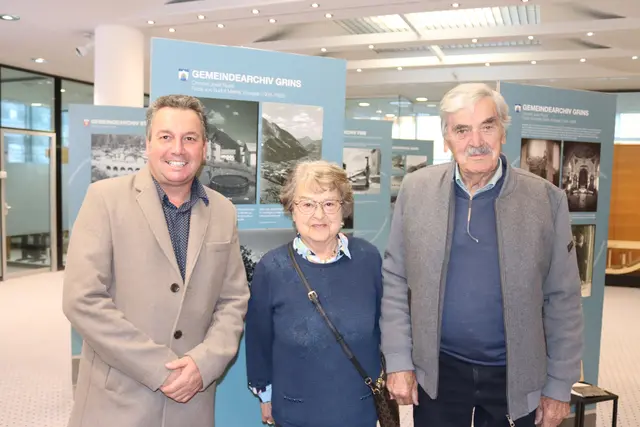 Der Grinner Bürgermeister Franz Benedikt mit Ottilia und Altbürgermeister und Ehrenbürger Edi Ruetz.  | Foto: Elisabeth Zangerl