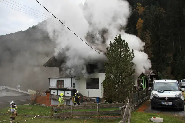Schnelles Eingreifen der Feuerwehren verhinderte Schlimmeres: In Schlitters brannte am Sonntag ein Einfamilienhaus. | Foto: zoom.tirol