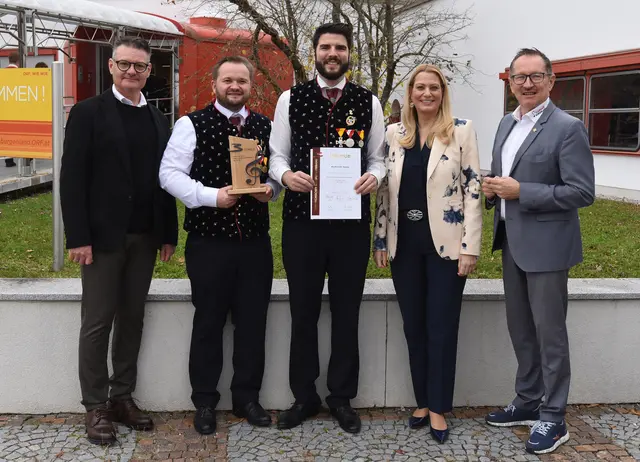 Auszeichnung für den Musikverein Andau: Landeskapellmeister Hans Knaus, Kapellmeister Andau Hannes Thell, Obmann Martin Kurzmann, Landesrätin Daniela Winkler und Landesobmann Peter Reichstädter.
 | Foto: Landesmedienservice