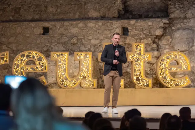 FAbian Jenewein stellte die Idee hinter Avora einem interessierten Publikum vor. | Foto: Naturarkregion Reutte/Rolf Marke