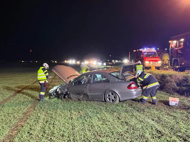 Der Pkw des Osttirolers ist von der Fahrbahn geraten und im angrenzenden Acker zum Stillstand gekommen. | Foto: Feuerwehr Möllbrücke
