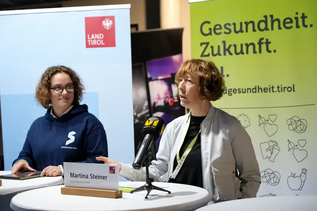 Die Jugendgesundheitskonferenzen werden im Auftrag des Landes Tirol aus Mitteln der Bundesgesundheitsagentur finanziert und seitens der POJAT in allen Tiroler Bezirken durchgeführt, erklärte Martina Steiner (POJAT-Geschäftsführerin). | Foto: Land Tirol/Krepper