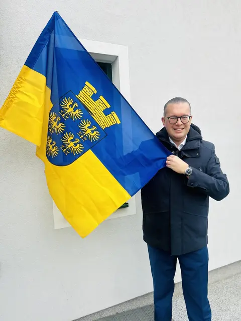 ÖVP-Landesgeschäftsführer Matthias Zauner hisste die blau-gelbe Fahne zum Landesfeiertag | Foto: VPNÖ