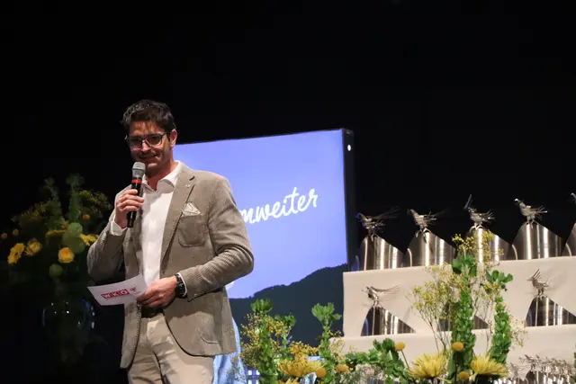 WK-Obmann Michael Gitterle mit den Trophäen für die Lehrlinge. | Foto: Thomas Seelos