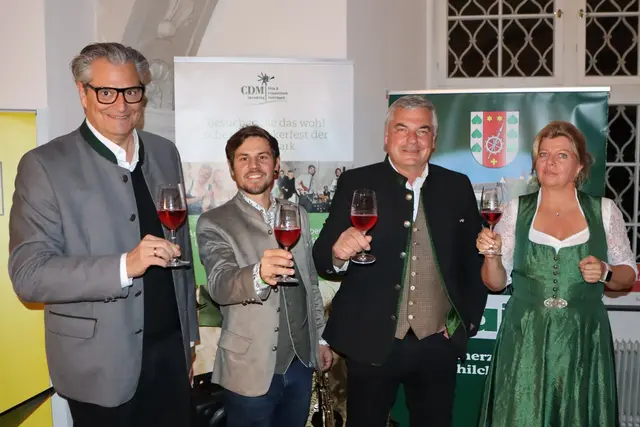 Prost &amp; Mahlzeit - Dorian Steidl, Fabian Bayr, Karl Bohnstingl und Claudia Dunst-Mösenlechner (v.l.) | Foto: Gerhard Langmann