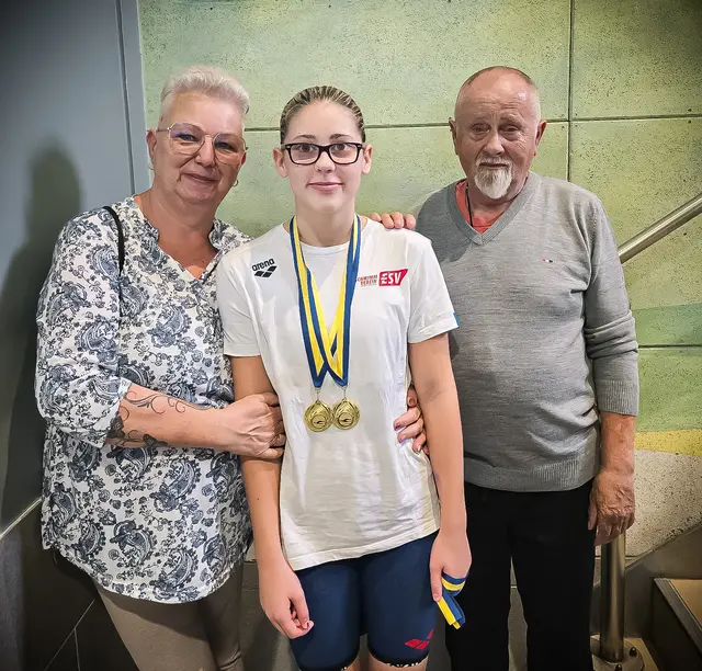 Annika (Mitte) mit ihren stolzen Großeltern Brigitte und Wilhelm Mantler. | Foto: Jürgen Mantler