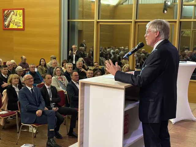 Im Zuge einer Feierlichkeit erzählte Obmann Ernst Hornstein von der Geschichte und den vielen Aktivitäten des Vereins. Auch LH Anton Mattle und Bürgermeister Günter Salchner hörten interessiert zu. | Foto: MeinBezirk/Günther Reichel