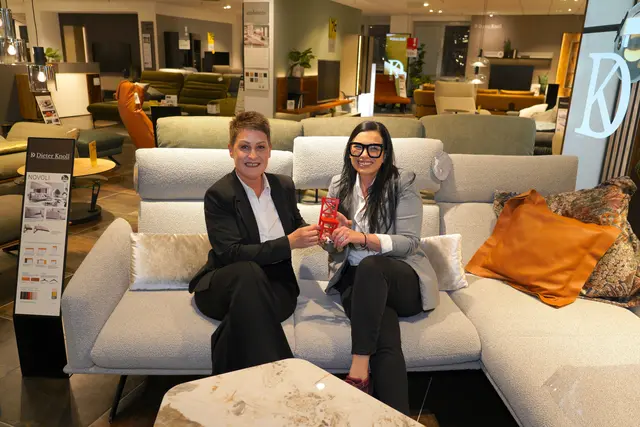 Sonja Jelitsch (links) übergibt die XXXLutz-Hausleitung Villach an Iman Podrepsek.  | Foto: Birgit Gehrke 