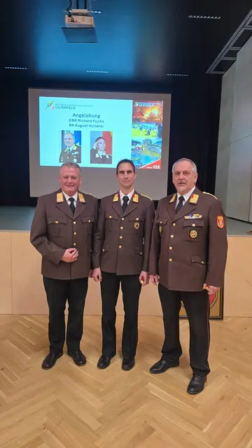 Angelobung des neuen Kommandos
Landesfeuerwehrkommandant Dietmar Farafellner mit Fuchs und Hollerer | Foto: zVg. EHBI Christian Teis (Presse 11), BFKDO Lilienfeld