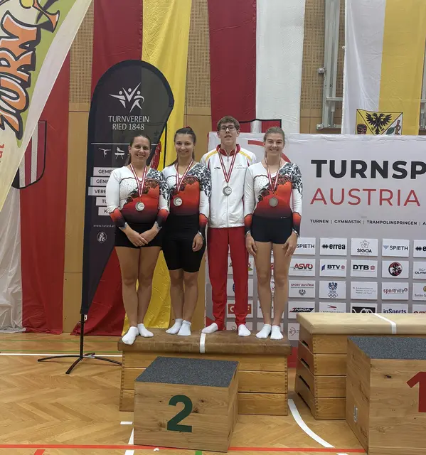 Die Silbermedaillengewinnenden Helga, Sonja, Samuel und Christina. | Foto: ASKÖ Kunstturnen Mattersburg