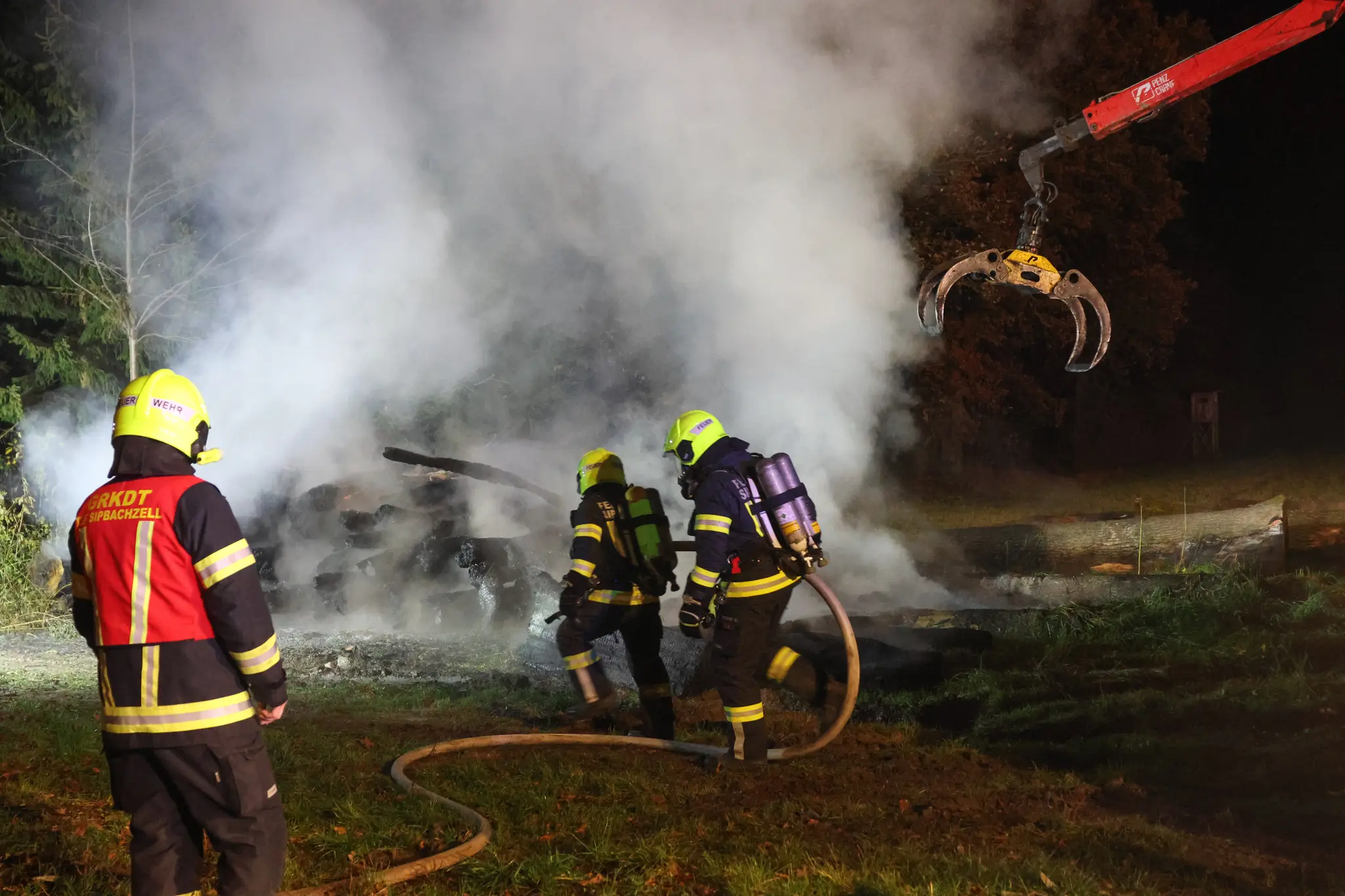Kremsmünster-Sipbachzell border: Pile of wood went up in flames - | Arson ...