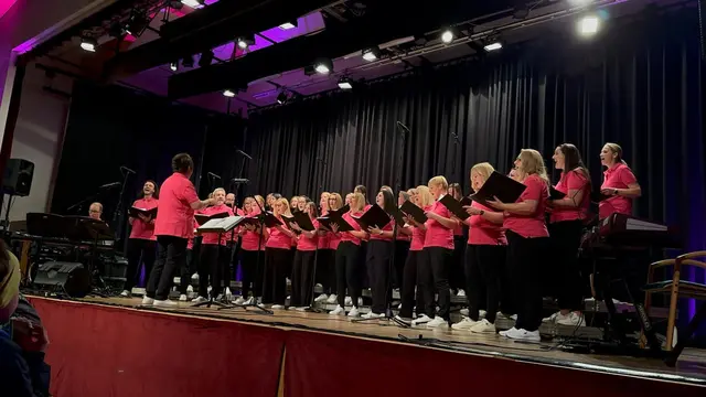 Neben musikalischen Highlights sorgten auch humorvolle Rückblicke und bewegende Dankesworte für eine besondere Atmosphäre. | Foto: Cool Voices