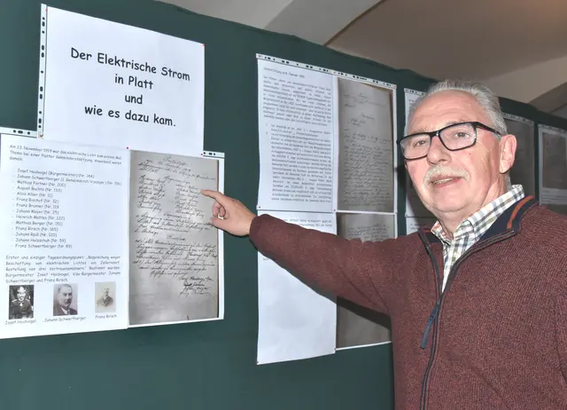 Blick in die Ausstellung „100 Jahre elektrischer Strom in Platt“. | Foto: Herbert Schleich