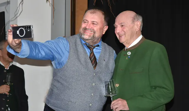  „Wein verbindet, so Pfarrer Jerome bei der Segnung bei Rent a Rebstock. Da mach ma gleich ein Selfi mit dem Erwin Pröll. | Foto: Herbert Schleich