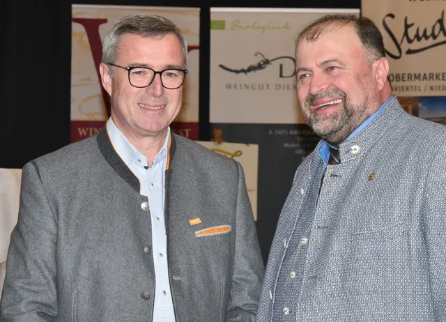 Leo Ramharter und Pfarrer Jerome in bester Laune. | Foto: Herbert Schleich