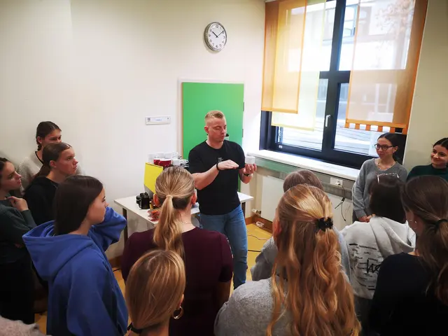 Bei der praktischen Prüfung werden auch die Kenntnisse der technischen Daten von Siebträgermaschinen und Kaffeemühlen überprüft. | Foto: HLW FSB Weiz