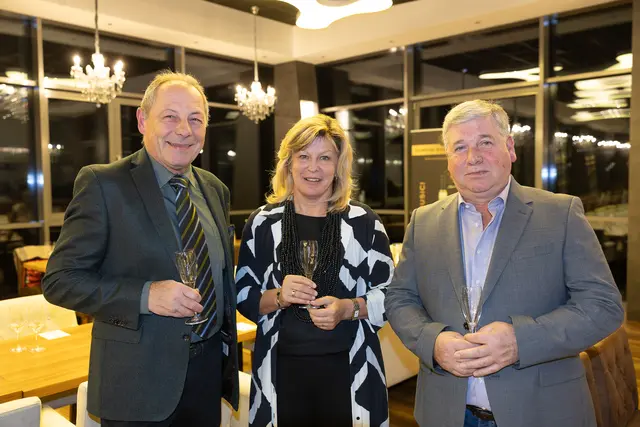 Fröhliche Stimmung unter den Gästen beim ersten Verkosten des Jungweins. | Foto: Rene Brunhölzl